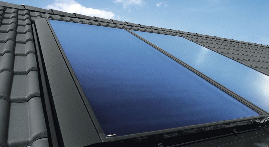 Ein Dach mit einem Solarpanel darauf.