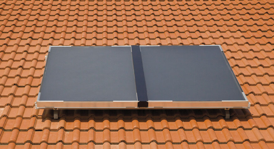 Sonnenkollektoren auf einem Dach.