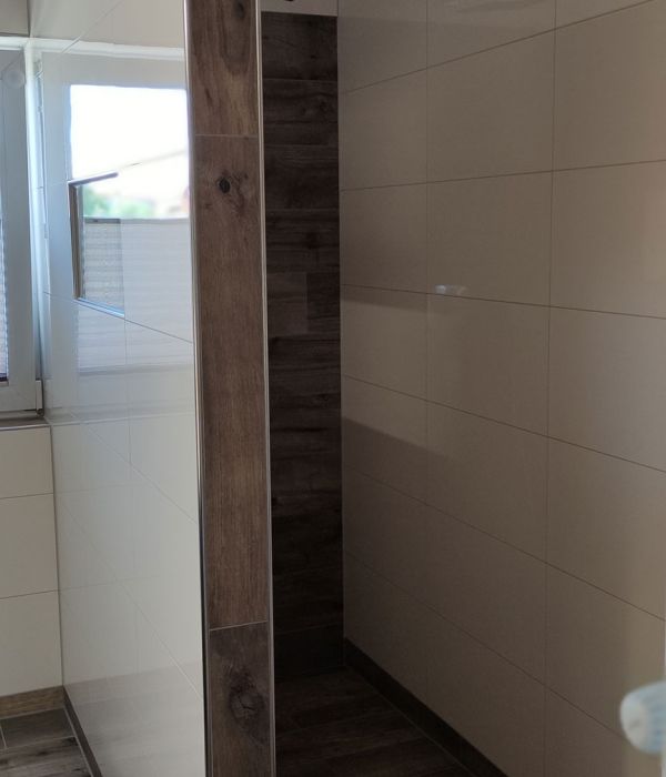 Eine Galerie von einem modernen Bad, eingerichtet mit hölzern-aussehende Wand- und Bodenfliesen.